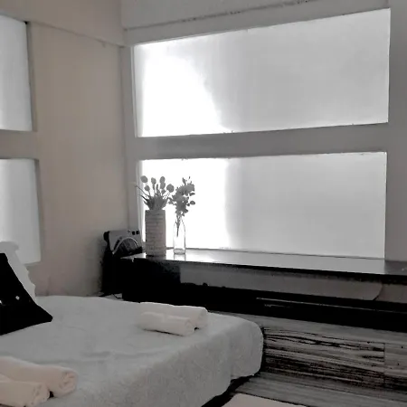 Cool Retreat High Ceilings & Space For 8 *