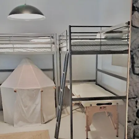 Cool Retreat High Ceilings & Space For 8